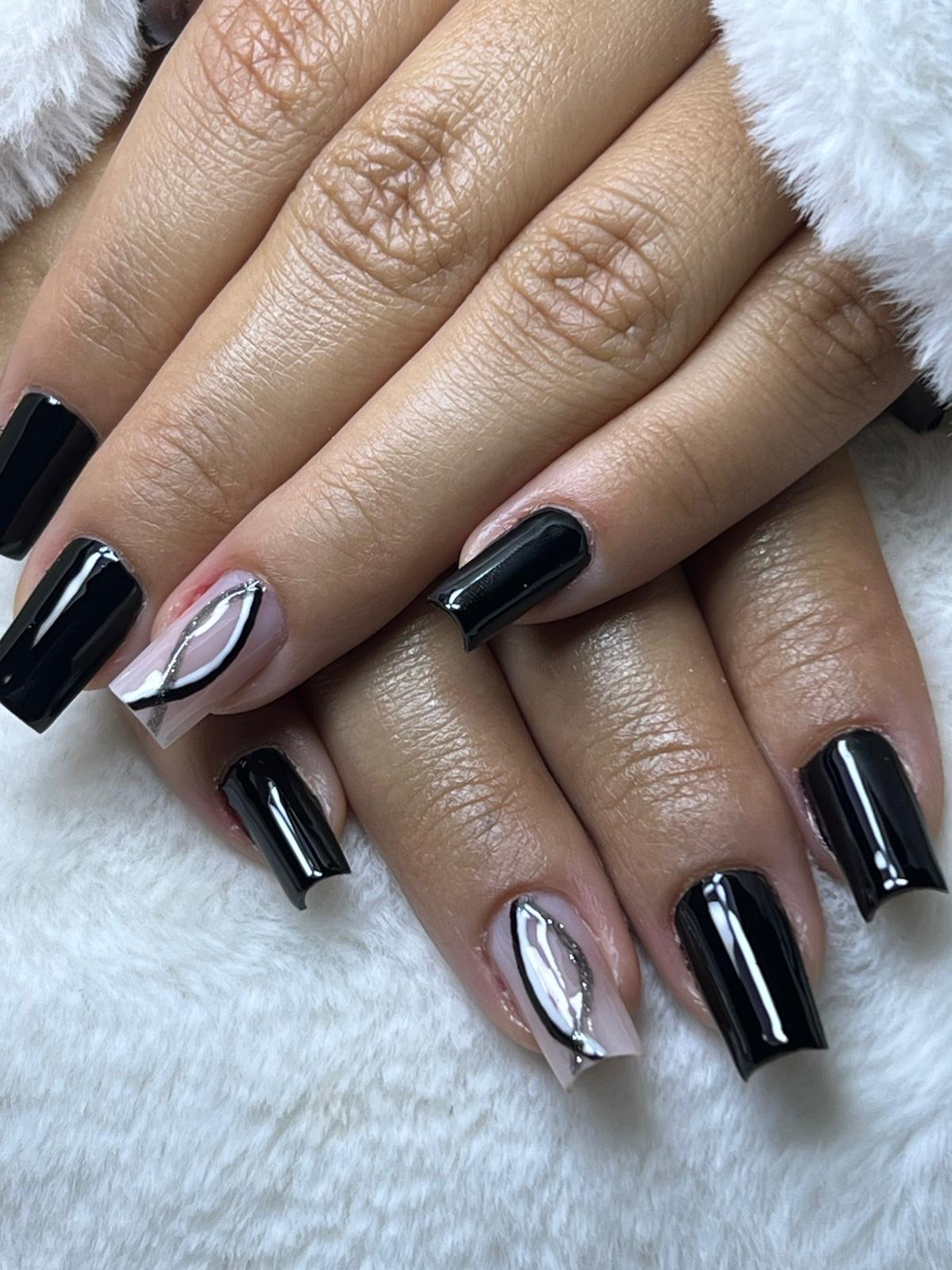 Manutenção com esmaltação preta brilhante e nail art preta, branca e prateada