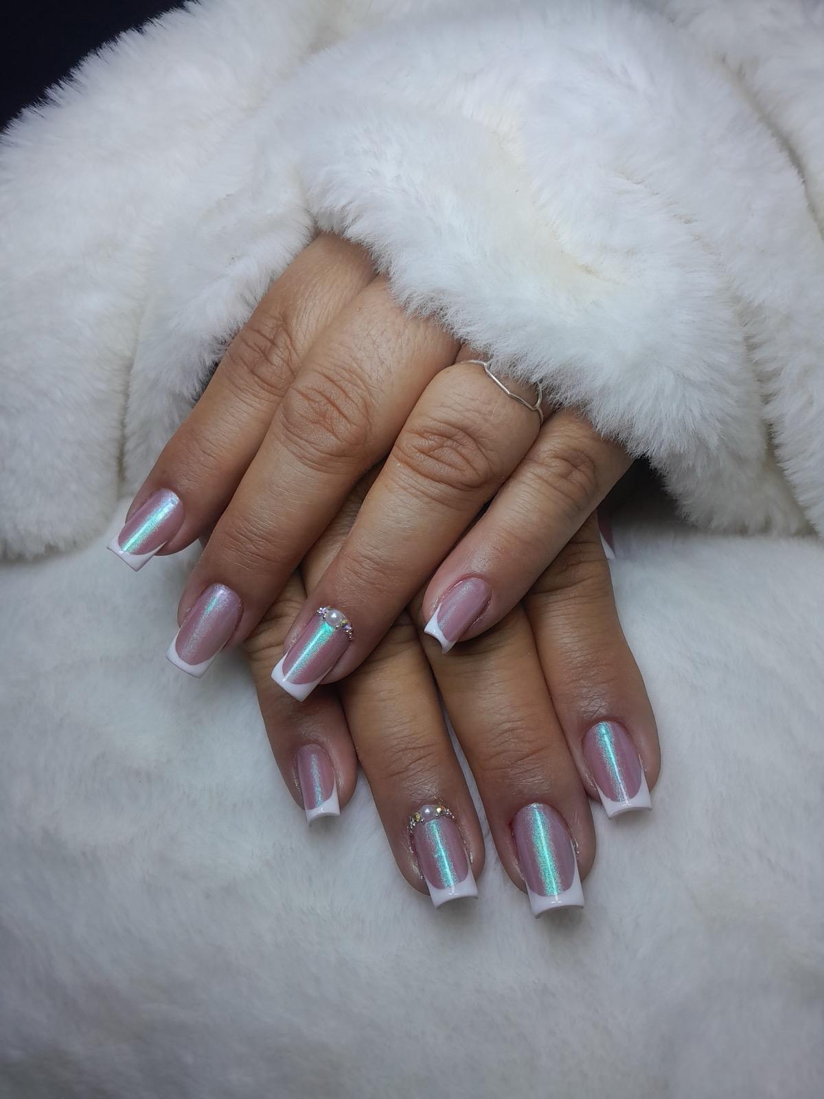 Trabalho de molde F1 do Studio Ann Dunae: unhas rosadas peroladas com francesinha e detalhes delicados
